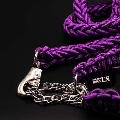 Nahaufnahme der Paracord-Struktur des lila Halsbands von Strong Dogs U.S. inklusive Metallkette und Karabiner.