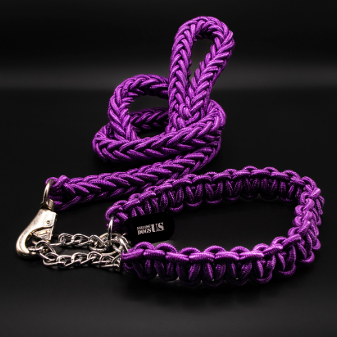 Lila Paracord-Hundehalsband mit passender Leine von Strong Dogs U.S. in Frontalansicht, mit Kette und Karabiner.