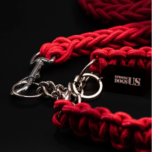 Stark geflochtenes, rotes Hundehalsband mit passender Leine von Strong Dogs U.S., aus widerstandsfähigem Paracord mit silbernem Karabiner und Kettenglied, präsentiert auf schwarzem Hintergrund.