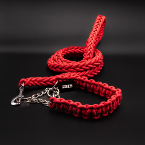 Stark geflochtenes, rotes Hundehalsband mit passender Leine von Strong Dogs U.S., aus widerstandsfähigem Paracord mit silbernem Karabiner und Kettenglied, präsentiert auf schwarzem Hintergrund.