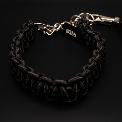 Schwarzes Paracord-Hundehalsband mit passender Leine von Strong Dogs U.S. in Detailansicht, mit Kette und Karabiner.