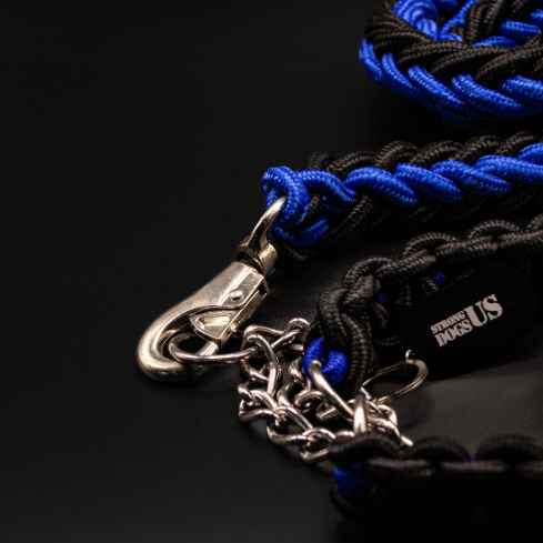 Nahaufnahme des blau-schwarzen Griffs der Power-Leash von Strong Dogs U.S., mit Fokus auf Flechtung und Metallteile.