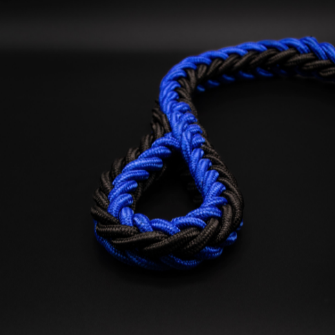 Seitenansicht der zweifarbigen Power-Leash in Blau und Schwarz mit markanter Struktur und sicherer Verbindung.
