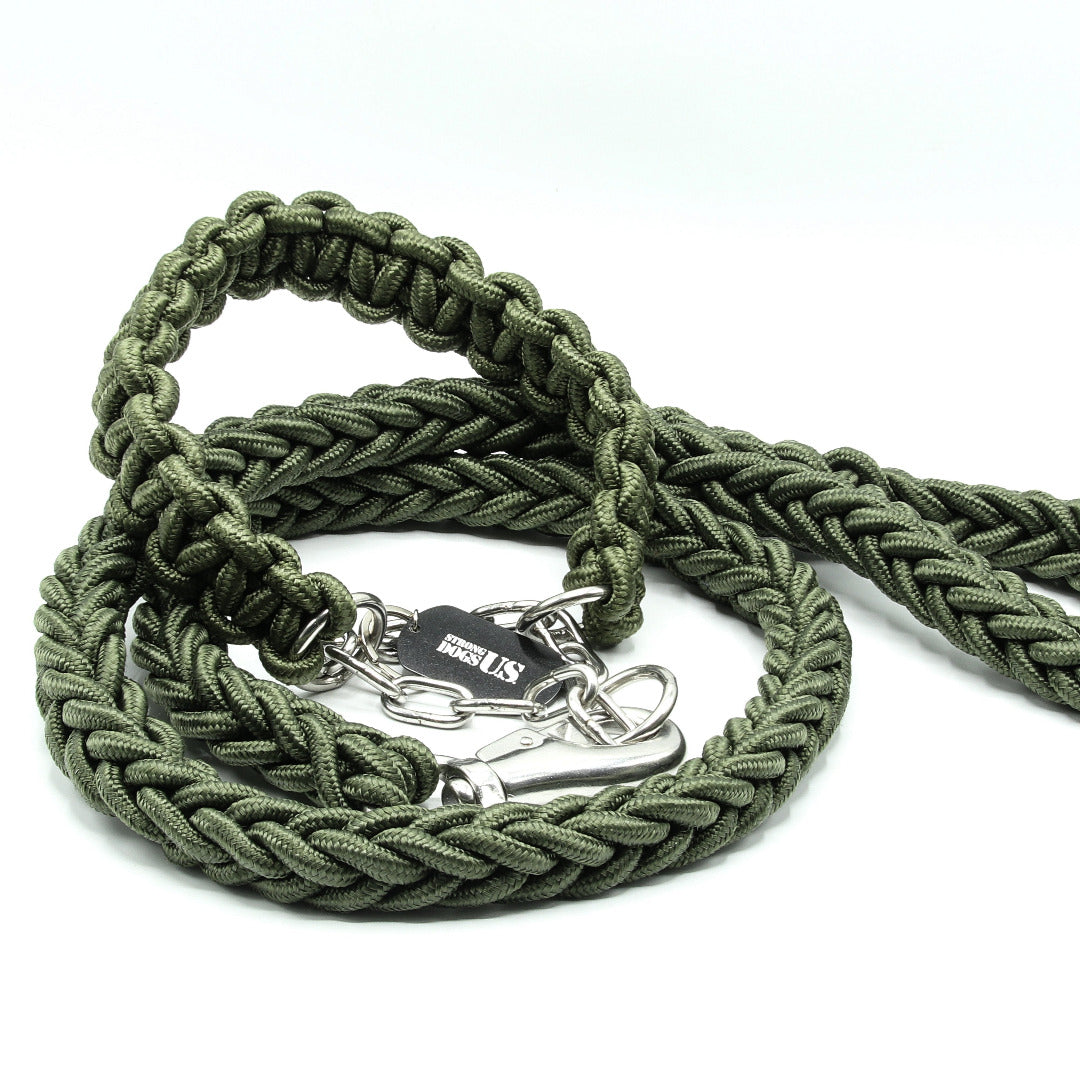 Power Leash Diamond in Gruen von Strong Dogs U.S. – geflochtenes Paracord-Design mit stabiler Kette und glänzendem Karabiner in Seitenansicht.