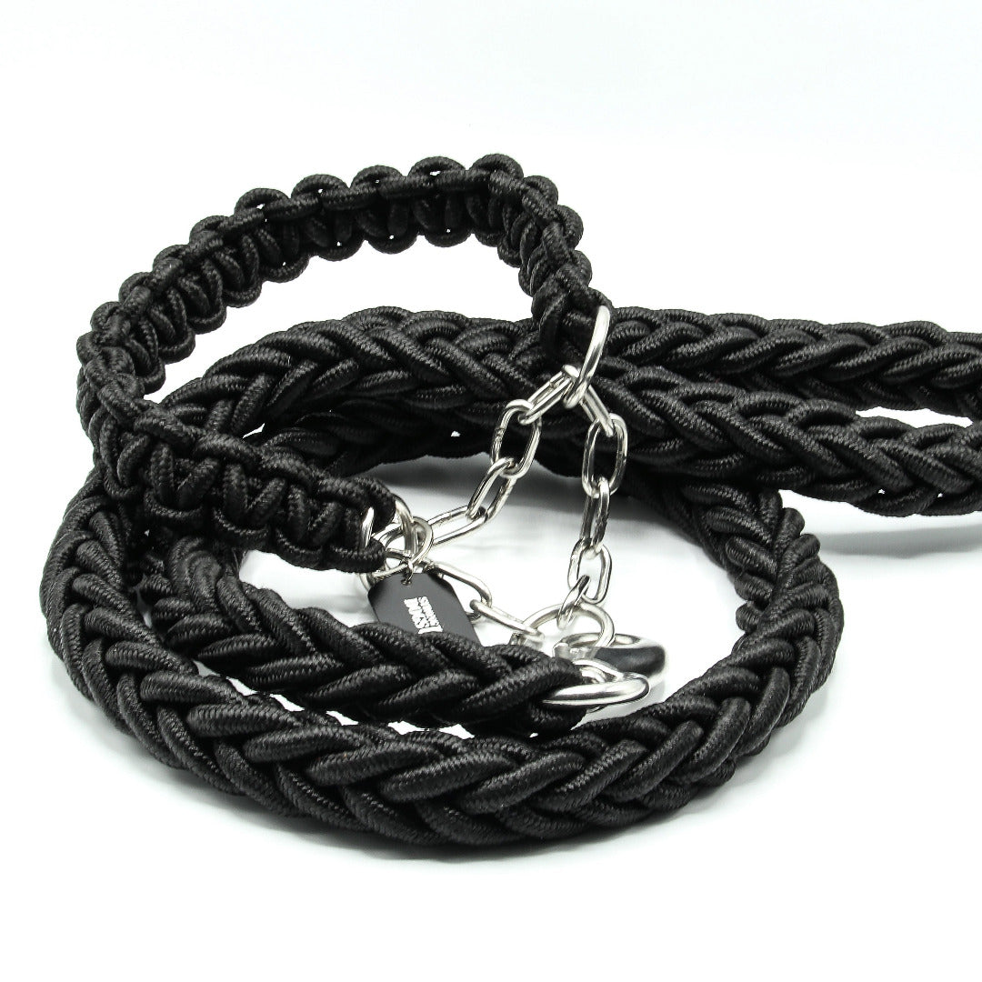 Power Leash Diamond in Schwarz von Strong Dogs U.S. – geflochtenes Paracord-Design mit stabiler Kette und glänzendem Karabiner in Seitenansicht.