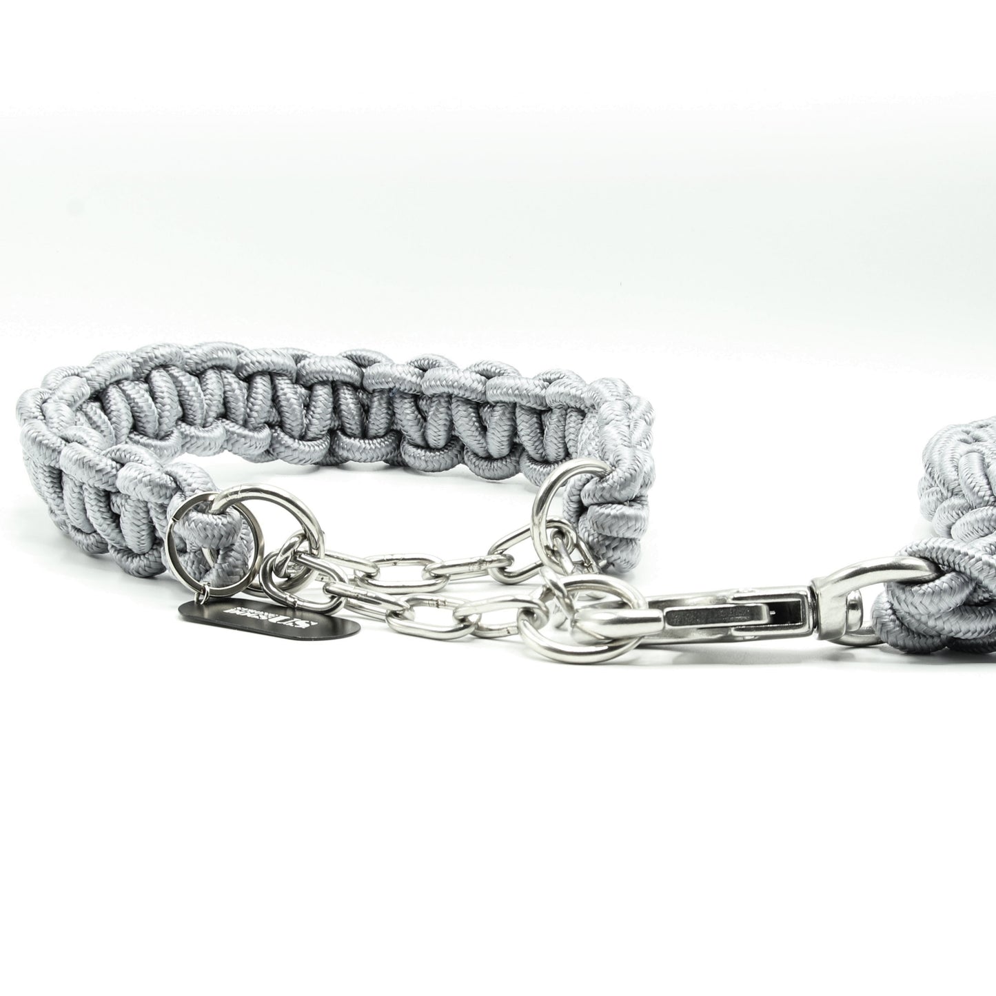 Power Leash Diamond in Silber von Strong Dogs U.S. – geflochtenes Paracord-Design mit stabiler Kette und glänzendem Karabiner in Detailansicht.