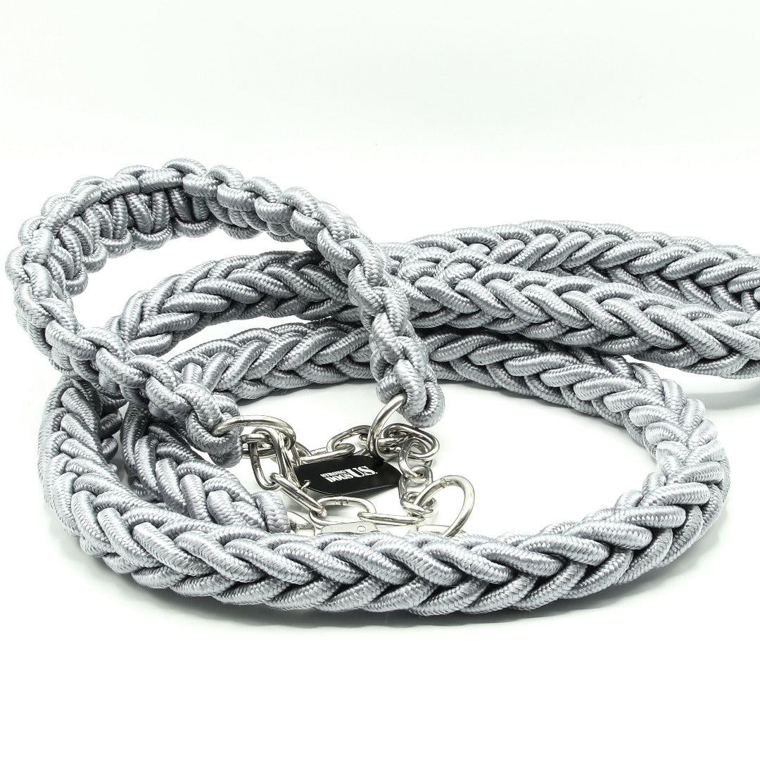Power Leash Diamond in Silber von Strong Dogs U.S. – geflochtenes Paracord-Design mit stabiler Kette und glänzendem Karabiner in Seitenansicht.