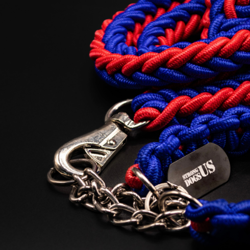 Seitliche Ansicht der rot-blauen Power-Leash von Strong Dogs U.S. mit robuster Verarbeitung und starker Flechtung.