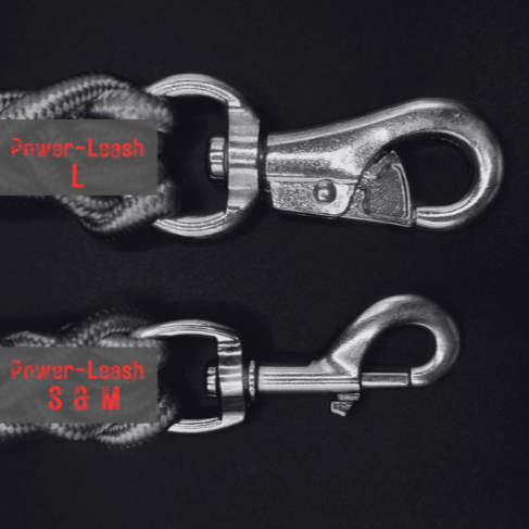 Vergleich der Power-Leash Karabinergrößen von Strong Dogs U.S.: Oben die größere Variante für Größe L, unten der kleinere Karabiner für Größen S und M, jeweils am geflochtenen Seil befestigt.