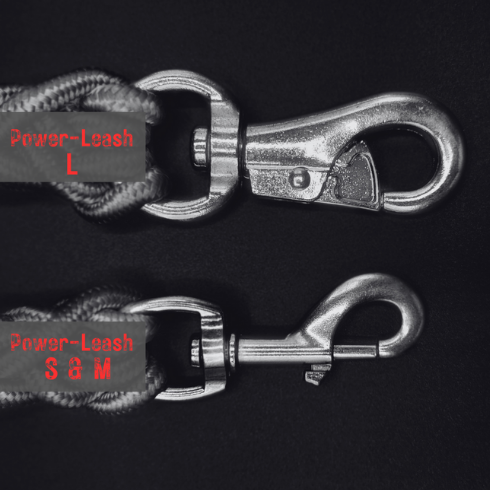 Vergleich der Power-Leash Karabinergrößen von Strong Dogs U.S.: Oben die größere Variante für Größe L, unten der kleinere Karabiner für Größen S und M, jeweils am geflochtenen Seil befestigt.