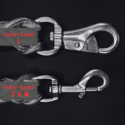 Vergleich der Power-Leash Karabinergrößen von Strong Dogs U.S.: Oben die größere Variante für Größe L, unten der kleinere Karabiner für Größen S und M, jeweils am geflochtenen Seil befestigt.