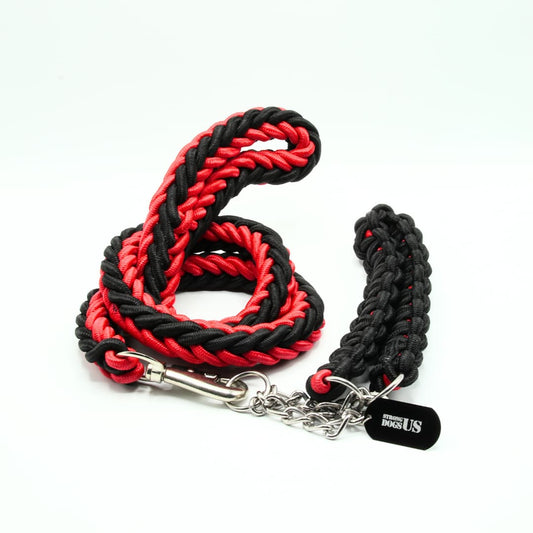 Paracord-Hundehalsband mit passender Leine in Rot-Schwarz von Strong Dogs U.S., Basic-Variante mit Kette und Karabiner – Frontalansicht.