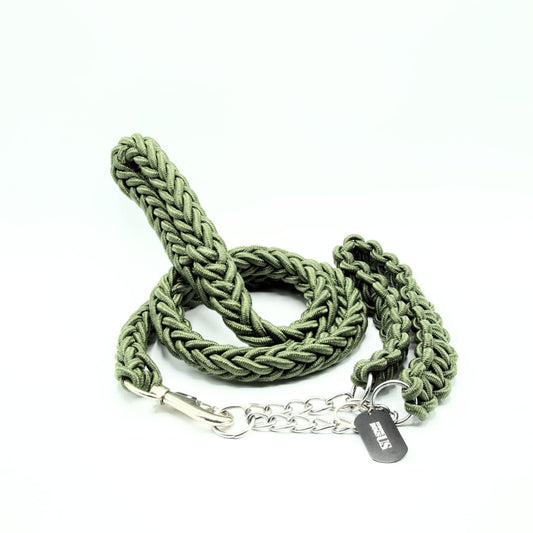 Gruene Paracord-Hundehalsband mit passender Hundleine von Strong Dogs U.S. in Frontalansicht, mit Kette und Karabiner.