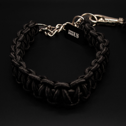 Schwarzes Paracord-Hundehalsband mit passender Leine von Strong Dogs U.S. in Detailansicht, mit Kette und Karabiner.