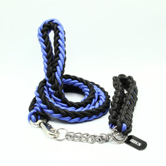 Power-Leash in Blau-Schwarz von Strong Dogs U.S. mit geflochtenem Design, Metallkette und Karabiner – Frontalansicht.