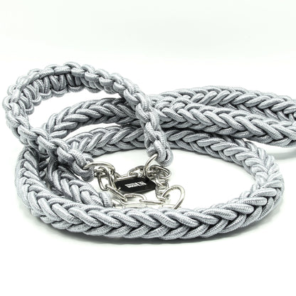 Power Leash Diamond in Silber von Strong Dogs U.S. – geflochtenes Paracord-Design mit stabiler Kette und glänzendem Karabiner in Seitenansicht.