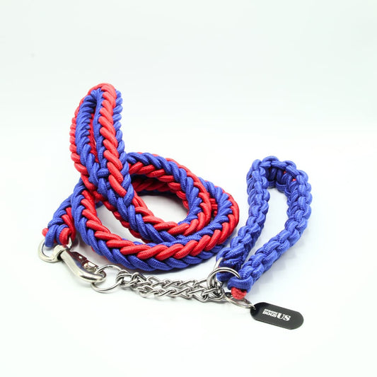 Geflochtene Power-Leash von Strong Dogs U.S. in Rot-Blau mit stabiler Metallkette und Karabiner – Frontalansicht.