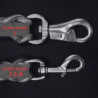 Vergleich der Power-Leash Karabinergrößen von Strong Dogs U.S.: Oben die größere Variante für Größe L, unten der kleinere Karabiner für Größen S und M, jeweils am geflochtenen Seil befestigt.