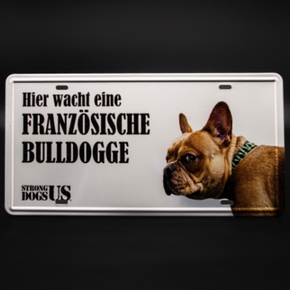 Metall-Warnschild mit der Aufschrift „Hier wacht eine Französische Bulldogge“ und dem Foto einer braunen Französischen Bulldogge mit einem grünem Halsband, daneben das Strong Dogs U.S. Logo.